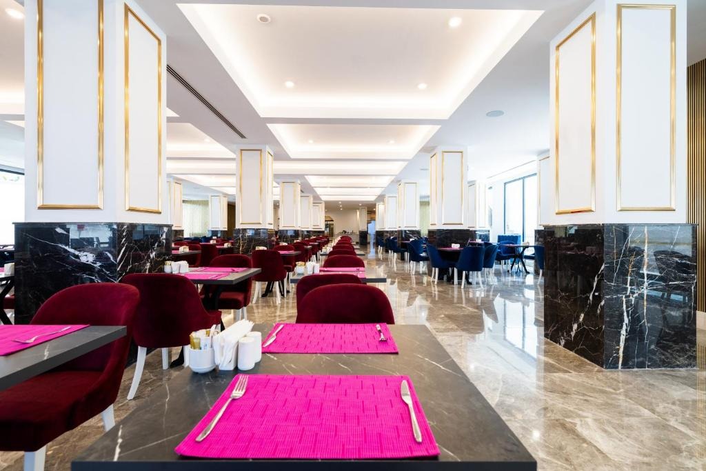 هتل گرانادا لاکچری رد